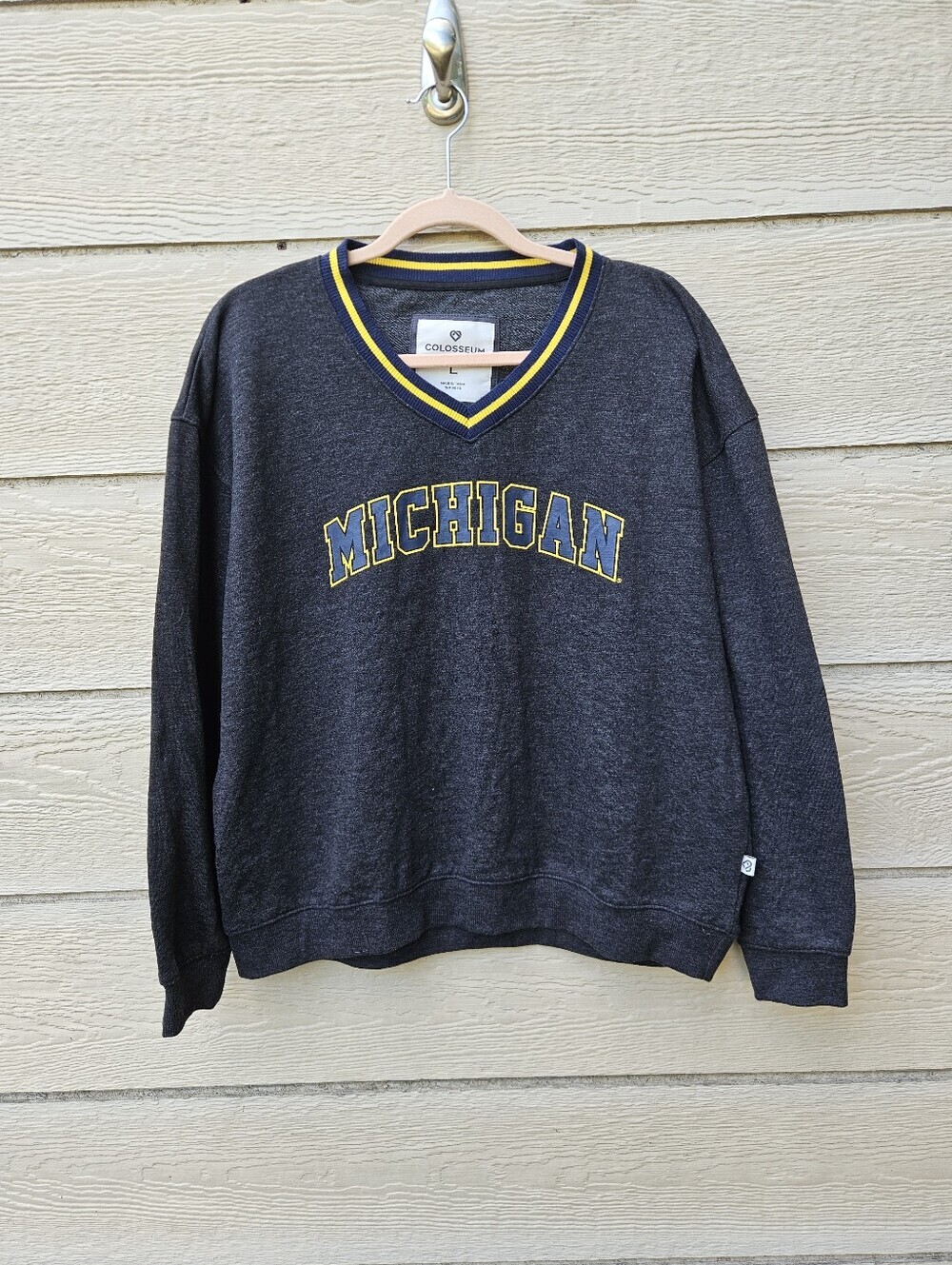 NWT Colosseum women's v neck collegiate sweatshirt Michigan size large